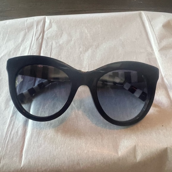 Tommy Hilfiger ladies hoodie and sunglasses - Picture 4 of 6